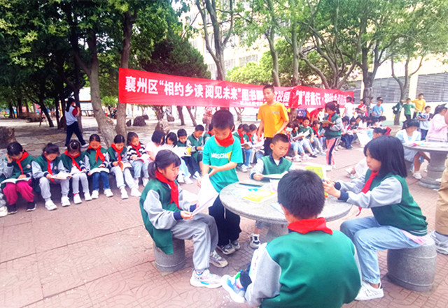 黄龙相约乡读阅见未来图书进校园1_副本.jpg