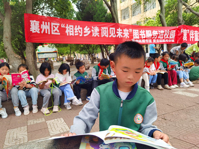黄龙相约乡读阅见未来图书进校园2_副本.jpg