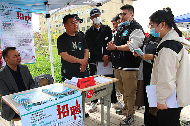 图为：“职引未来-2023年新疆大中城市巡回招聘高校毕业生阿克苏站招聘会暨自治区公共就业服务进校园活动在阿克苏职业技术学院成功举行,霍城县人民医院展位前聚集了大量护理专业学生投递简历和登记信息_副本.jpg