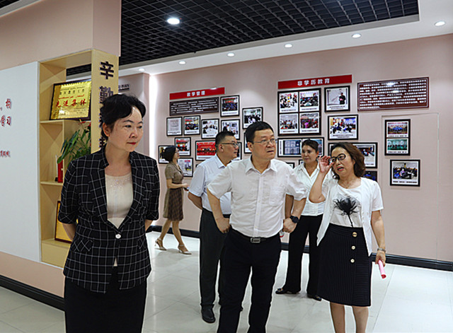 参观阿克苏开放大学校史馆_副本.jpg