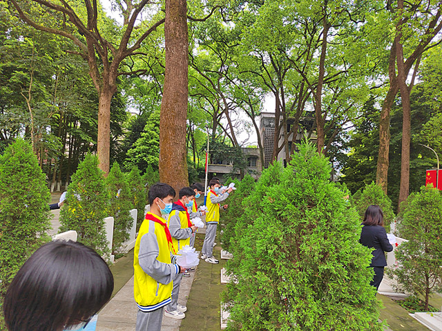 3 清明节，少先队员清明祭扫_副本.jpg