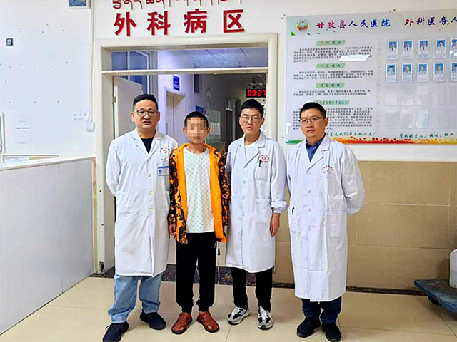 图为本次手术的医生和患者_副本.jpg