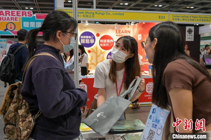 学生了解升学资讯。　陈永诺　摄
