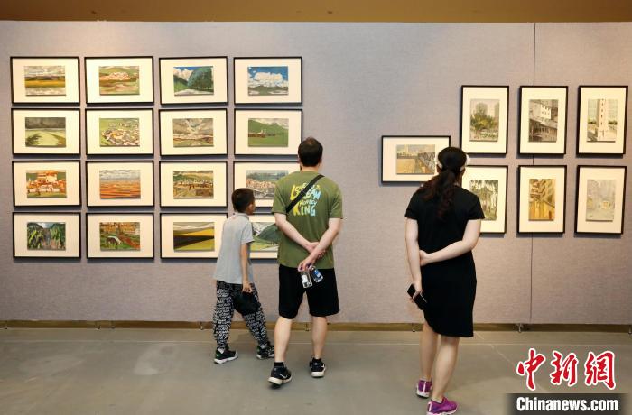“形色协奏曲──王嘉陵油画创作50周年回顾展”现场。　刘俊苍 摄
