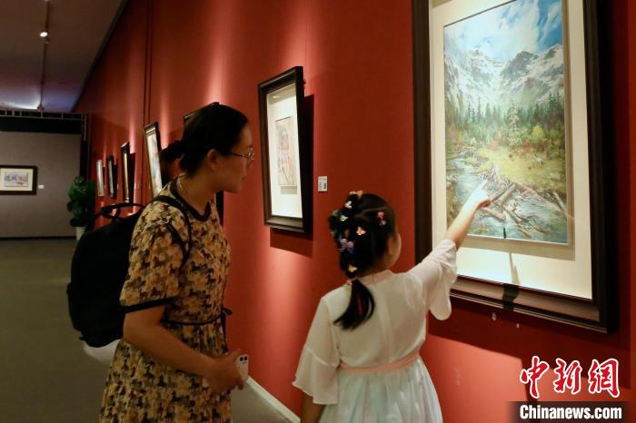 “形色协奏曲──王嘉陵油画创作50周年回顾展”现场。　刘俊苍 摄