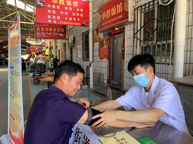 送健康小分队为居民义诊_副本.jpg