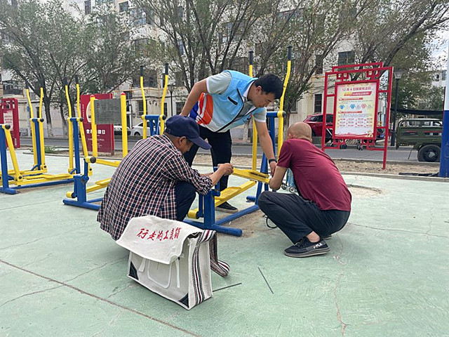 行走的工具箱志愿者在检查健身器材踏步机_副本.jpg