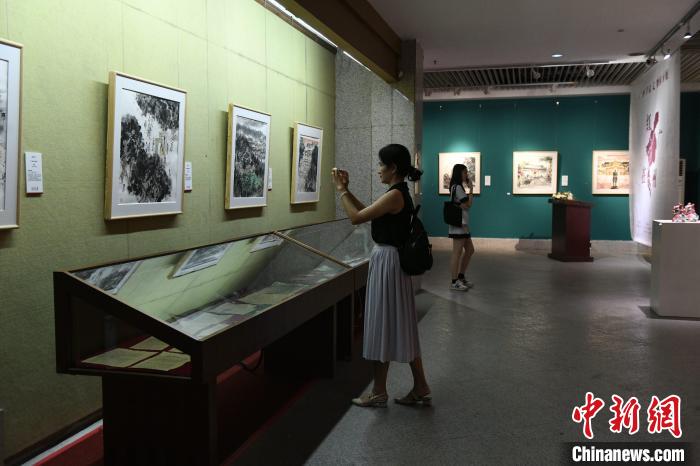 民众观看画展 许建梅 摄