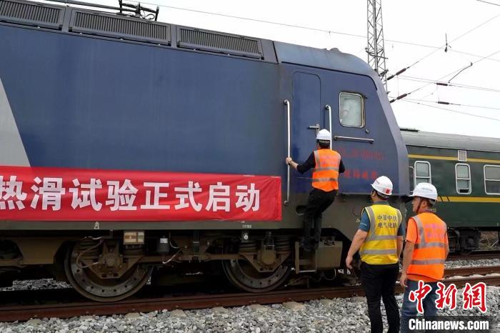 工作人员登上57613次热滑车组，准备出发。　成兰铁路公司供图