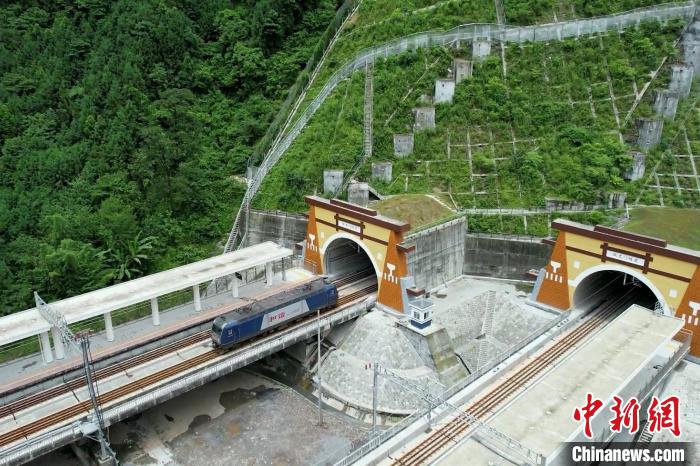 川青铁路青白江至镇江关段开始热滑试验