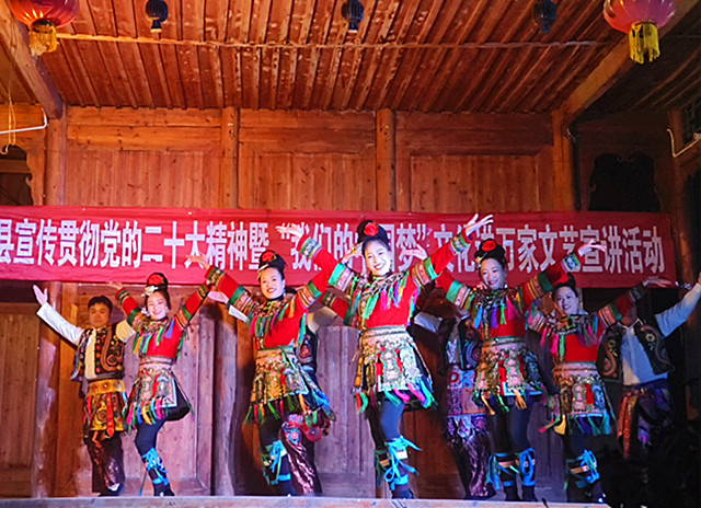 岩洞镇开展文艺汇演_副本.jpg