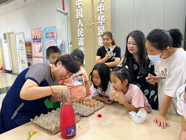辅导员老师帮助孩子往蛋壳中装水_副本.jpg