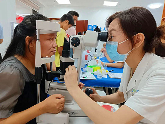 专家为留守妇女免费开展义诊_副本.jpg