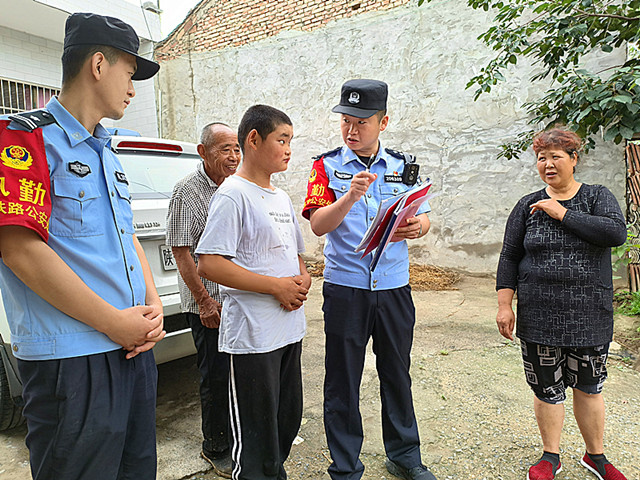 民警对沿线群众开展铁路安全法制宣传_副本.jpg