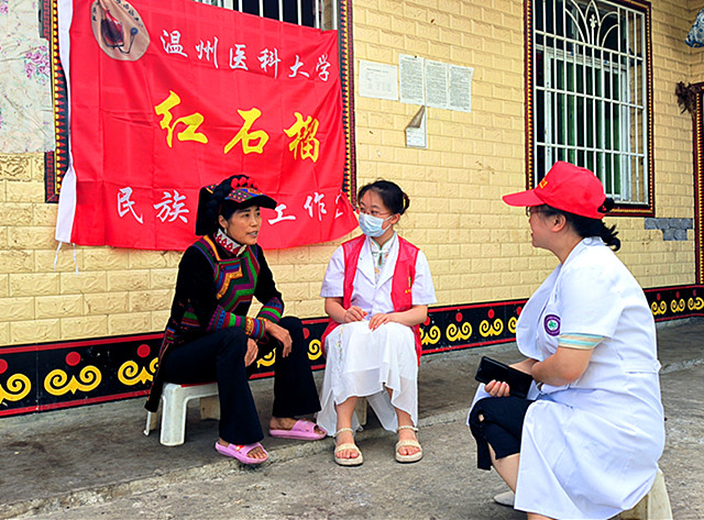 002 在新林镇九龙村为脱贫户严日叶牙义诊_副本.jpg