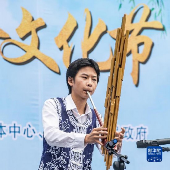 7月29日，在重庆市綦江区安稳镇，当地居民身着传统服饰在“苗家伏羊节”上表演节目。新华社记者 唐奕 摄