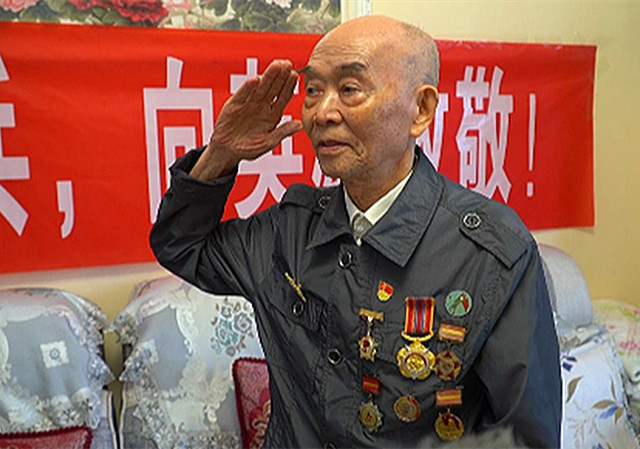 临别前温忠毅老兵向前来看望的同志敬礼_副本.jpg
