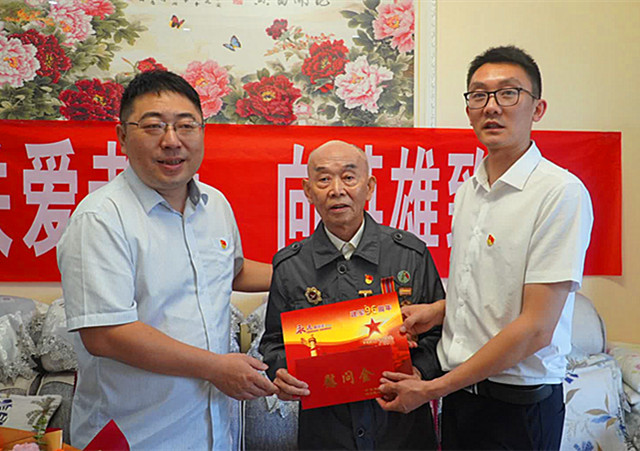 县退役军人局慰问老兵_副本.jpg