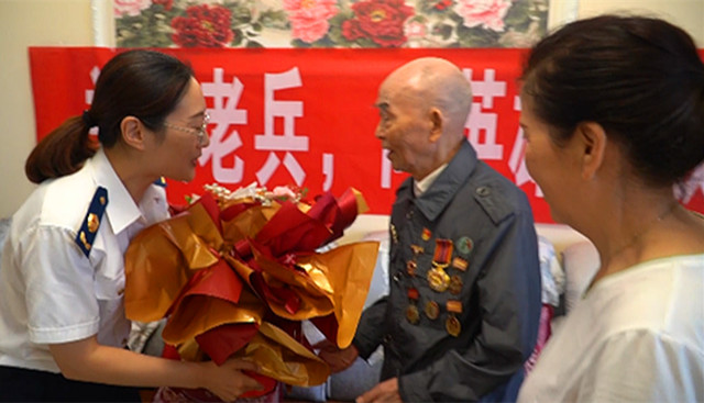慰问团员向老兵送上鲜花，表示祝福_副本.jpg