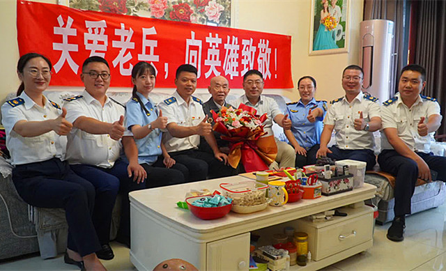 慰问组与老兵合影留恋_副本.jpg
