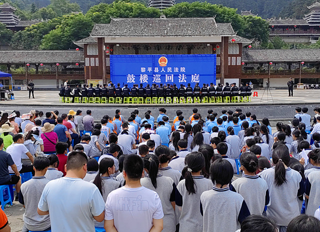 图为：鼓楼巡回审理一起涉及14人犯组织他人偷越国境罪、诈骗罪、偷越国境罪案件现场_副本.jpg
