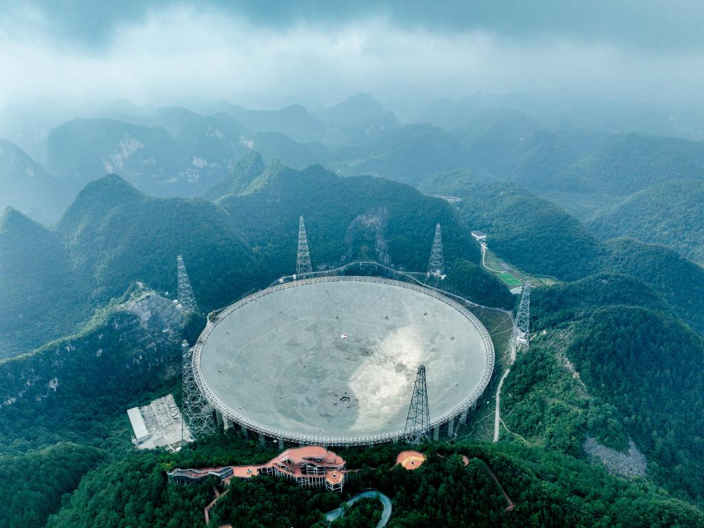 “中国天眼”全景（维护保养期间拍摄）。新华社记者欧东衢 摄