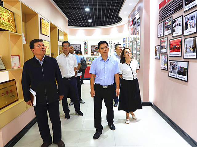参观阿克苏开放大学校史馆_副本.jpg