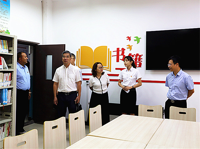 参观阿克苏开放大学红色书吧_副本.jpg