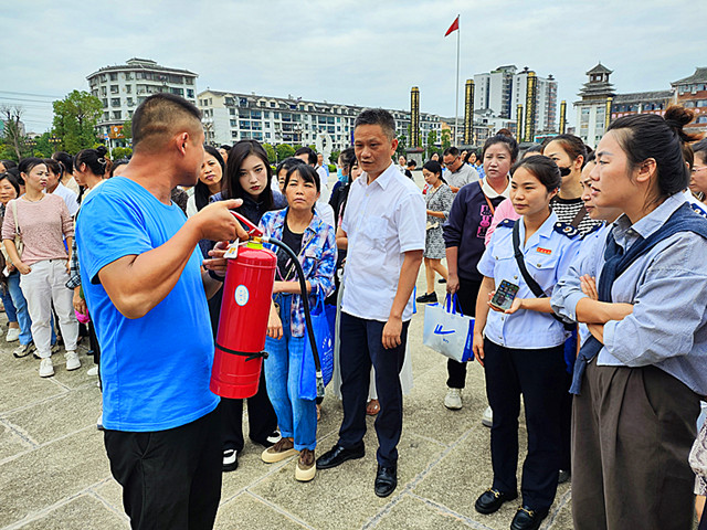 图为：消防员正在向大家展示灭火器的使用方法_副本.jpg