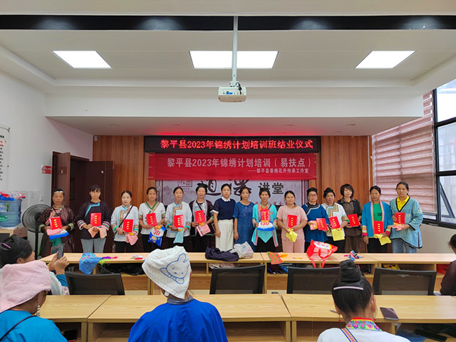 颁发结业证书_副本.jpg
