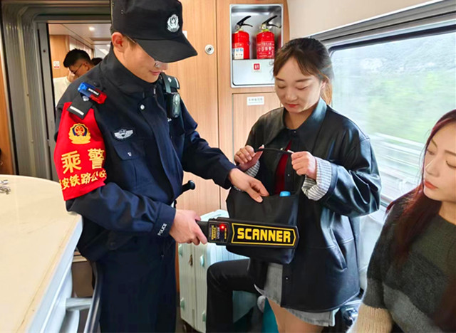开展列车安检查违_副本.jpg