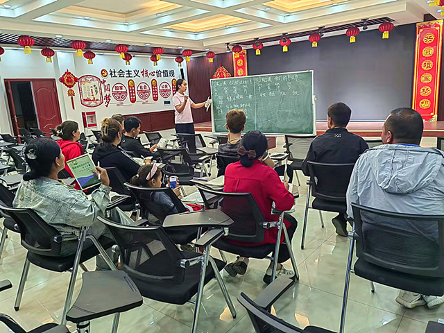 图为：授课老师在阿克苏市努尔巴格社区为居民讲授国家通用语言文字_副本.jpg