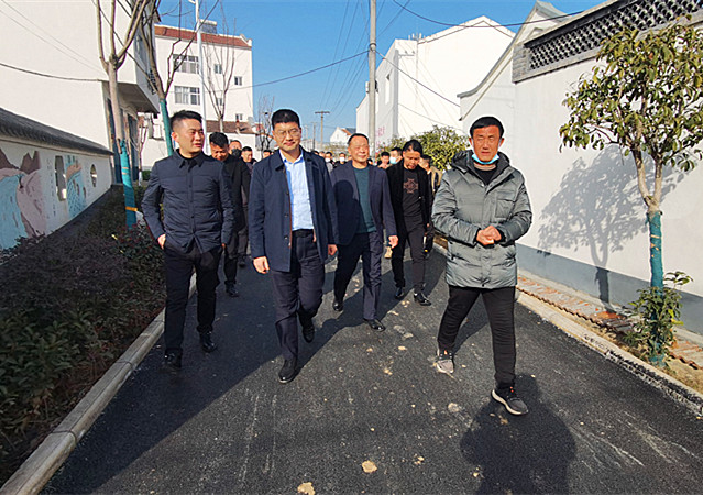 黄龙镇组织企业家看发展谈变化 (1)_副本.jpg