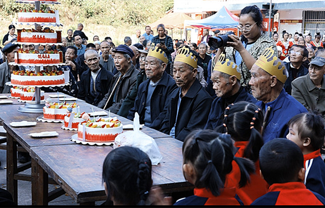 老人们共享重阳蛋糕_副本.jpg
