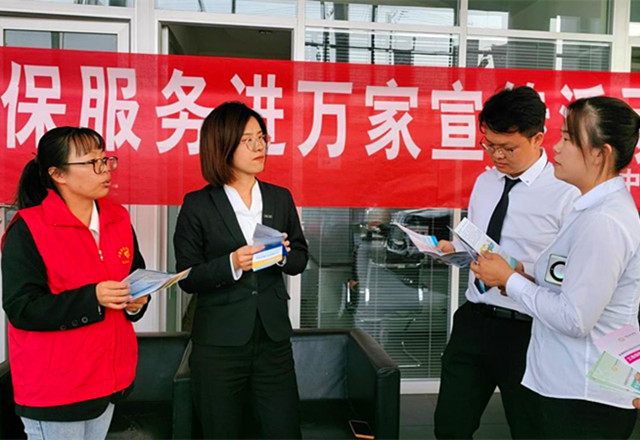 10月17日，社保宣传小分队深入辖区各企业开展政策宣传活动，现场通过发放宣传资料、现场答疑解惑等方式，为参加社会保险的企业提供精准的社保政策咨询和服务，将社会保险政策和便民服务举措送到了百姓心坎上。_副本.jpg