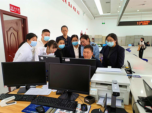 网络股副股长到窗口开展业务培训_副本.jpg