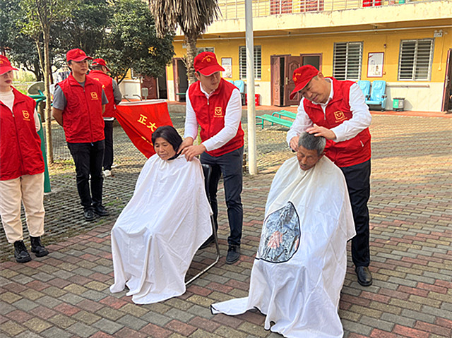 襄阳正大利民夕阳红活动走进黄龙福利院2_副本.jpg