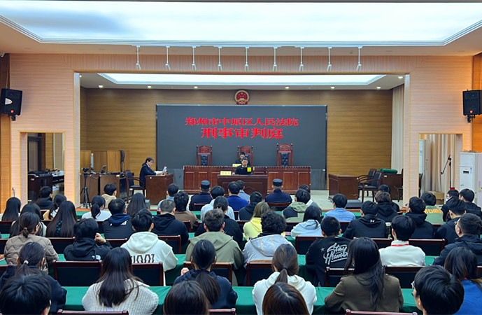 图1：邀请大学生旁听庭审感受法律权威_副本.jpg