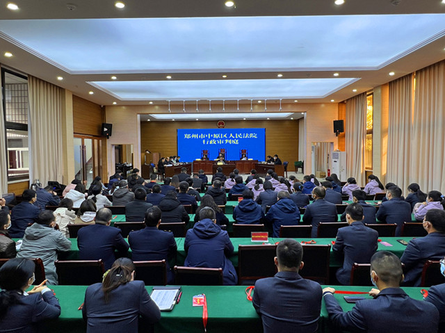 图1：郑州市中原区人民法院启动“宪法宣传周”主题宣传活动，邀请3名中原区人大代表以及郑州市人力资源和betway倍数局、郑州市污水净化有限公司再生水运营中心党支部党员代表共100余人走进法院，旁听庭审。_副本.jpg