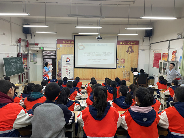 上游社区联合克拉玛依市第十中学开展铭记历史 爱国主义教育活动_副本.jpg
