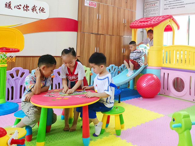 2.孩子们在趣味儿童科普乐园愉快的玩耍-克拉玛依市白碱滩区（克拉玛依高新区）三平路街道振兴社区 刘祥贞 供稿  联系电话：18009903291 审核人：闫宇_副本.jpg