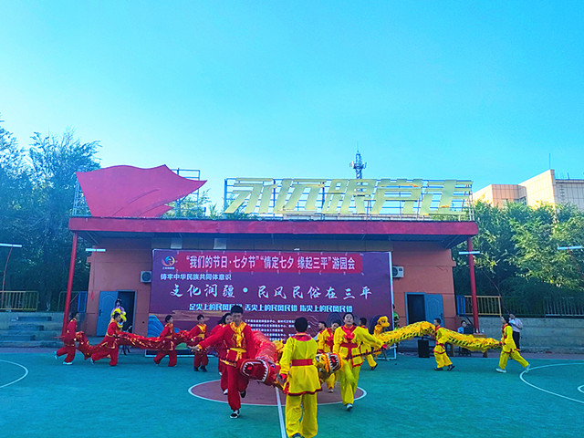 6.青少年们在新篮球场进行舞龙舞狮表演-克拉玛依市白碱滩区（克拉玛依高新区）三平路街道振兴社区 刘祥贞 供稿  联系电话：18009903291 审核人：闫宇_副本.jpg