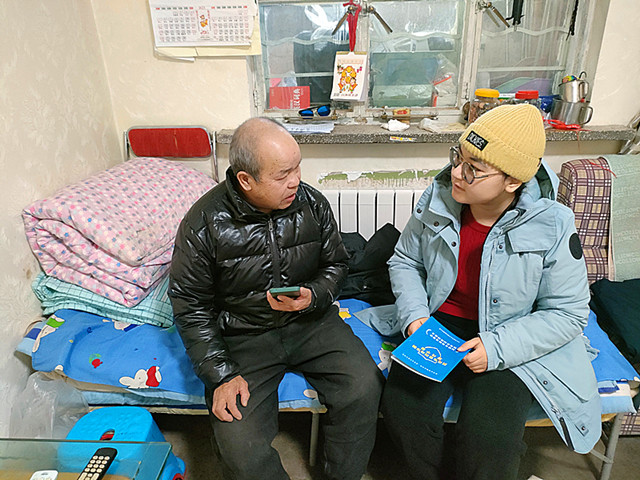 给老年人宣讲“反电诈”内容_副本.jpg