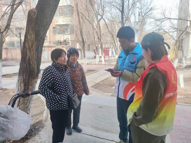 7.退伍军人一同向居民宣传爱国拥军政策-克拉玛依市白碱滩区三平路街道振兴社区 杨雨婷 供稿  联系电话：18009903291 审核人：刘祥贞_副本.jpg