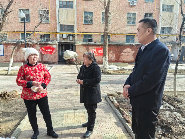 3.人大代表在小区内了解认真倾听居民反映的问题-克拉玛依市白碱滩区三平路街道振兴社区 杨雨婷 供稿  联系电话：18009903291 审核人：刘祥贞_副本.jpg