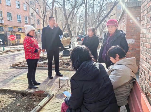 4.人大代表在小区内了解认真倾听居民诉求-克拉玛依市白碱滩区三平路街道振兴社区 杨雨婷 供稿  联系电话：18009903291 审核人：刘祥贞_副本.jpg