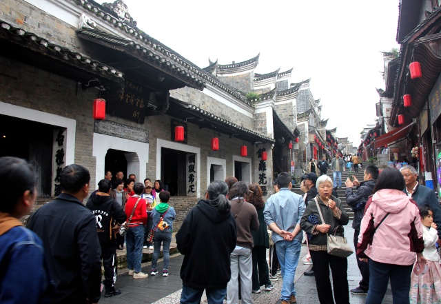 图一：2024 年“五·一”期间，参观黎平红色景点的游客络绎不绝_副本.jpg