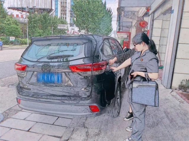 法院工作人员查看车辆车衣受损情况_副本.jpg
