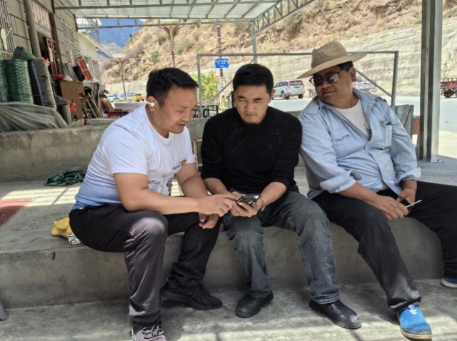 吉尔同村干部正在现场手把手引导村民注册参与“川善治”数字化乡村治理1_副本.jpg