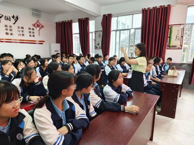 杨曼老师在开展讲座_副本.jpg